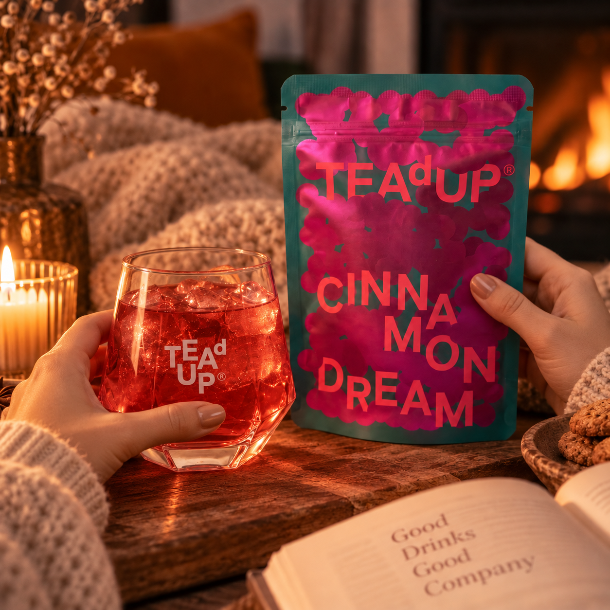 Hände halten Cinnamon Dream Packung und Drink
