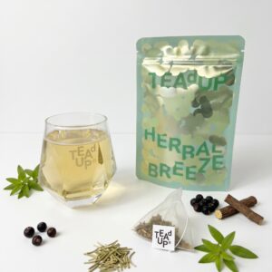 TEAdUP Herbal Breeze BoozyBags mit Drink und Zutaten