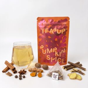 TEAdUP Pumpkin Spice BoozyBags mit Drink und Zutaten